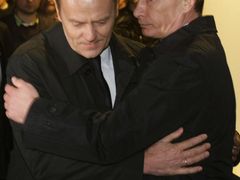 Zjevně pohnutí Donald Tusk a Vladimir Putin na místě tragédie ve Smolensku.