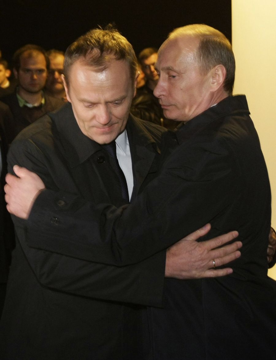 Donald Tusk a Vladimir Putin na místě tragédie ve Smolensku.