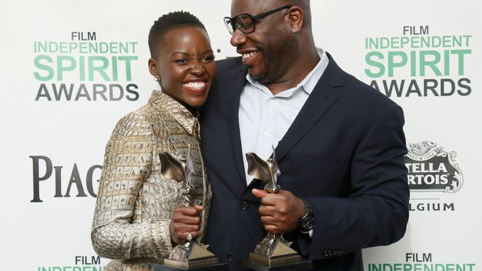 Herečka Lupita Nyong'o a režisér Steve McQueen vyhráli "nezávislé Oscary" za film 12 let v řetězech.