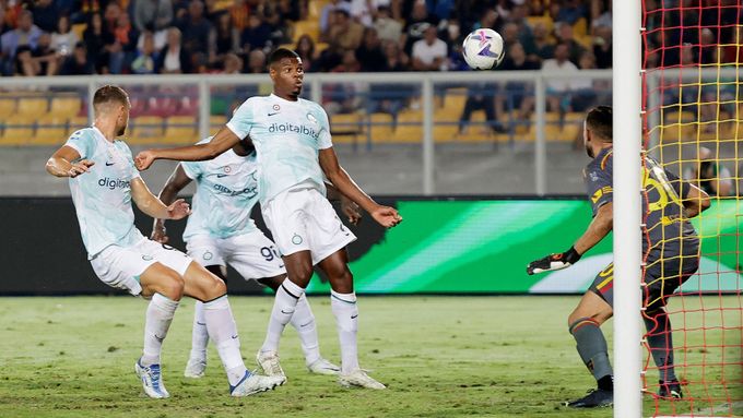 Denzel Dumfries dává v nastavení gól, kterým rozhodl o výhře Interu Milán na hřišti Lecce