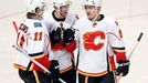 Bärtschi, Backlund a Hudler slaví gól Calgary Flames