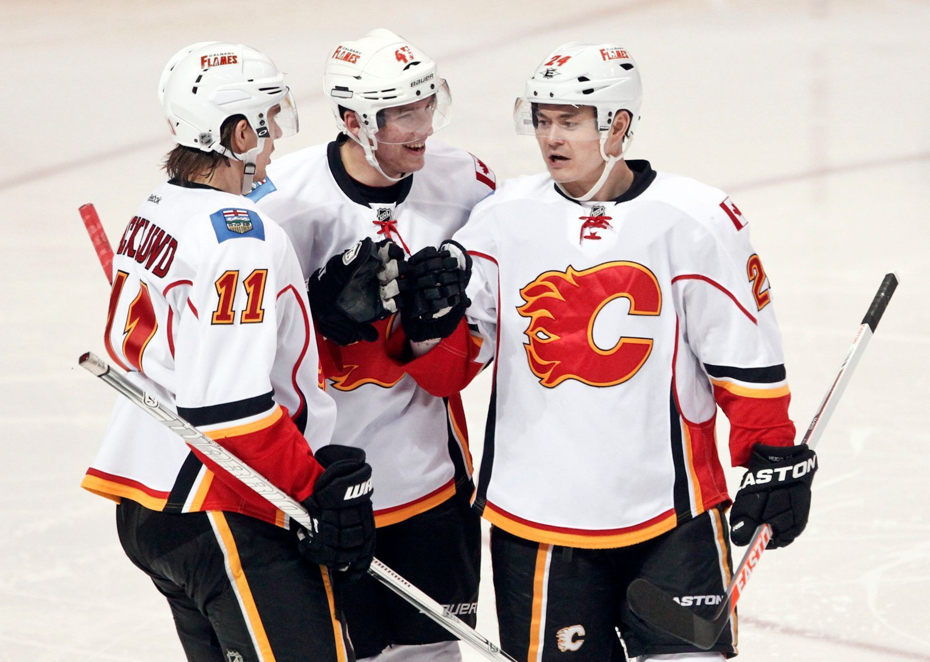 Bärtschi, Backlund a Hudler slaví gól Calgary Flames