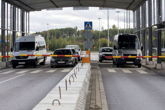 Fronta aut na hranicích mezi Finskem a Ruskem.