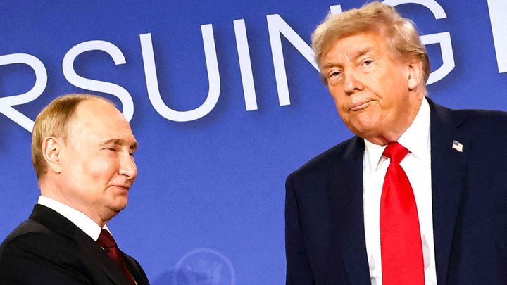 Trump se pustil do řešení války na Ukrajině. Začalo přehlídkou stíhaček a čepic