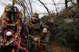 Ukrajinský voják v zákopu s vánočním stromkem.