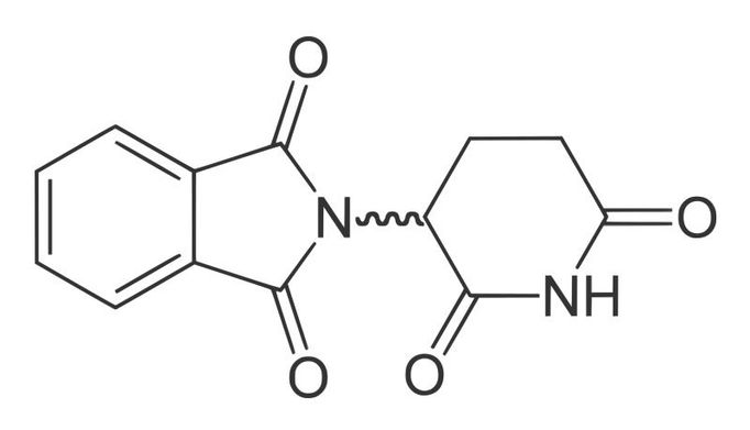 Strukturní vzorec thalidomidu nenaznačuje, kolik neštěstí se za ním skrývalo...