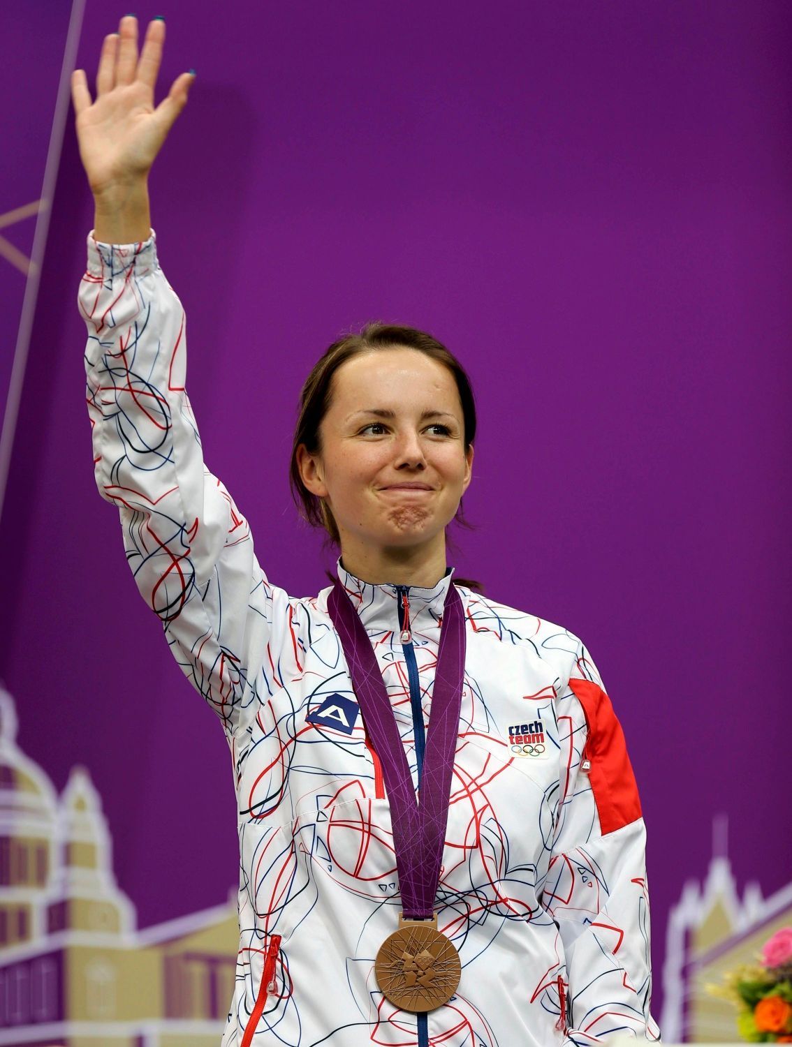 Česká střelkyně Adéla Sýkorová pózuje s bronzovou medailí za malorážku na 50 metrů na OH 2012 v Londýně.