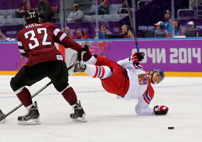 Česko - Lotyšsko: Martin Erat faulovaný Artursem Kuldou (32)