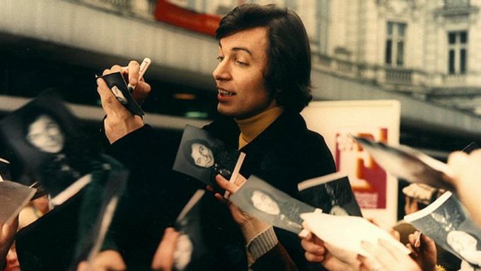 Karel Gott ve filmovém muzikálu režiséra Ladislava Rychmana Hvězda padá vzhůru. Snímek měl premiéru v červnu roku 1975.