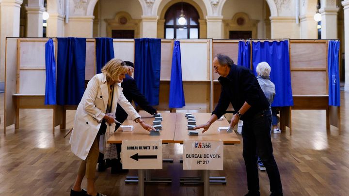 Francie volí novou hlavu státu. Účast je nízká, zmatená republikánka pobavila komisi; Zdroj foto: Reuters