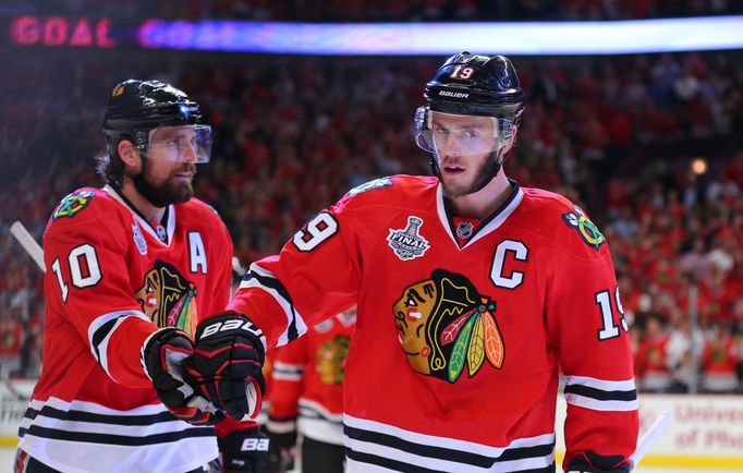 Patrick Sharp a Jonathan Toews v NHL 2015