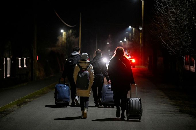 Lidé přijíždí z Ukrajiny do slovenshého příhraničního města Velké Slemence.