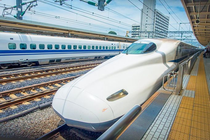 Vysokorychlostní vlak JR700 shinkansen odjíždí z nádraží v Kjótu, Japonsko, 5. července 2017.