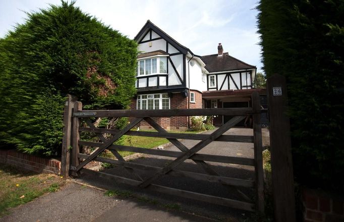 The home of Saad al-Hilli is seen in Claygate, south of London September 6, 2012. French police have found a girl aged about 4 alive in a car with the dead bodies of three adult relatives following a gruesome shooting attack on a family of British holidaymakers on a remote road in the French Alps. The English-speaking girl was discovered around midnight on Wednesday, huddled between the front and back seats of the British-registered BMW, under the legs of two dead women thought to be her mother and grandmother, a public prosecutor said. REUTERS/Neil Hall (BRITAIN - Tags: CRIME LAW) Published: Zář. 6, 2012, 12:16 odp.