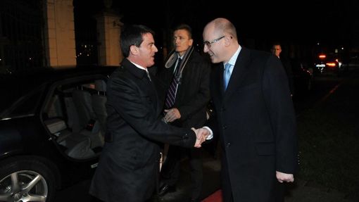Francouzský premiér Manuel Valls při setkání se svým českým protějškem Bohuslavem Sobotkou.