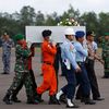 Vytahování trosek letounu airbus A320-200  letecké společnosti AirAsia