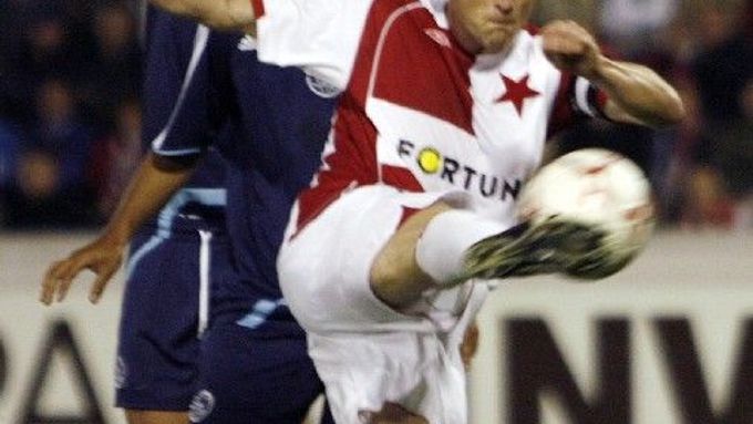 Slávista Vlček střílí první gól odvetného zápasu třetího předkola Ligy mistrů proti Ajaxu Amsterdam.