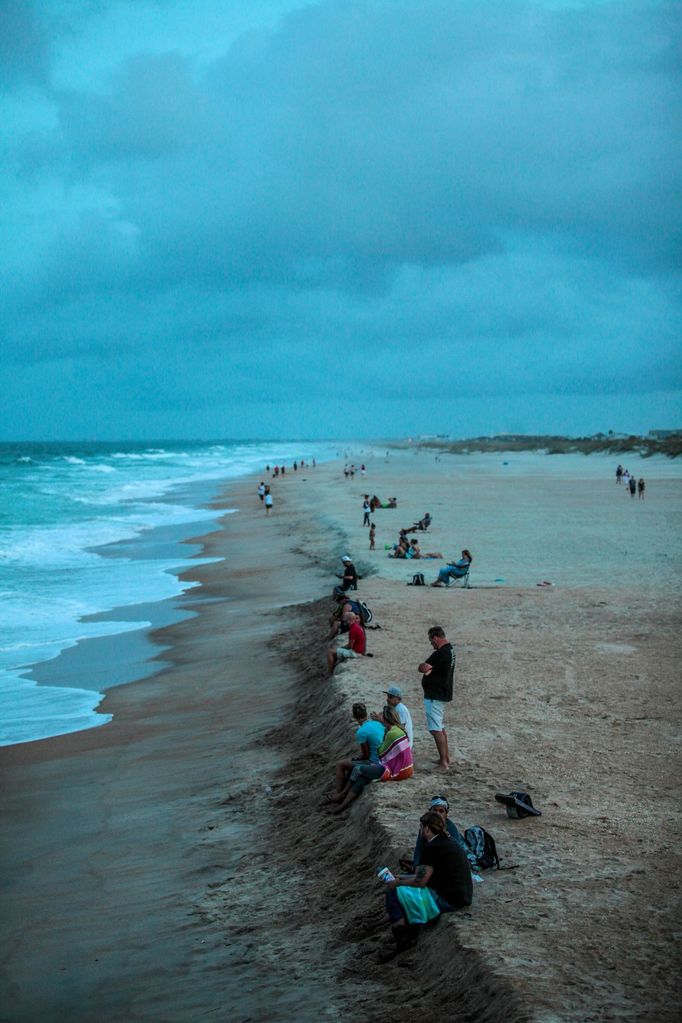 Místní i turisté v sobotu si užívali na pláži, než přijde silný hurikán.