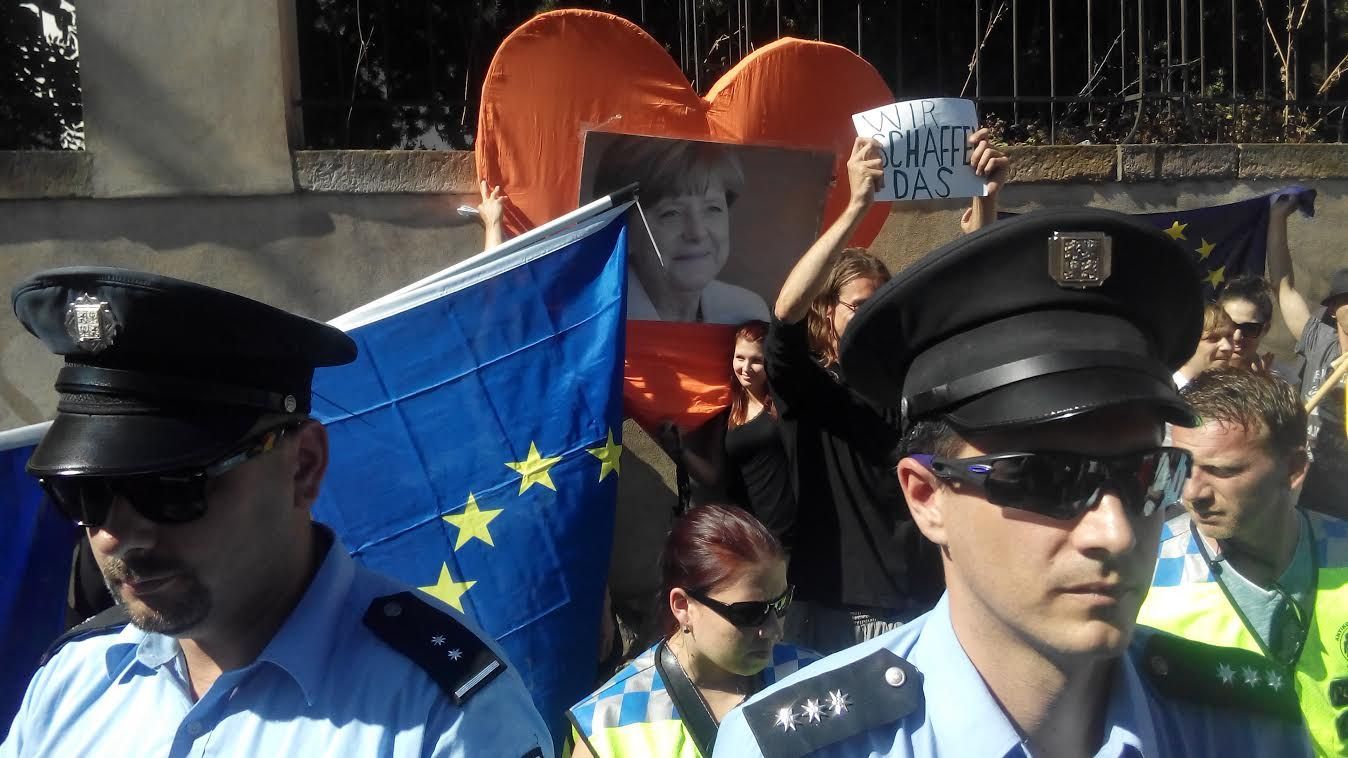 Shromáždění při příjezdu Angely Merkelové do Prahy