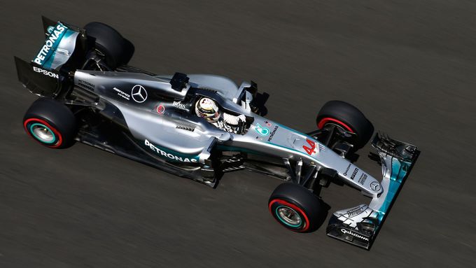 Podívejte se, jak Lewis Hamilton bojoval s nastavením Mercedesu na trati Velké ceny Evropy v Baku.