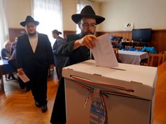 Dva ortodoxní židé ve volebním místnosti.