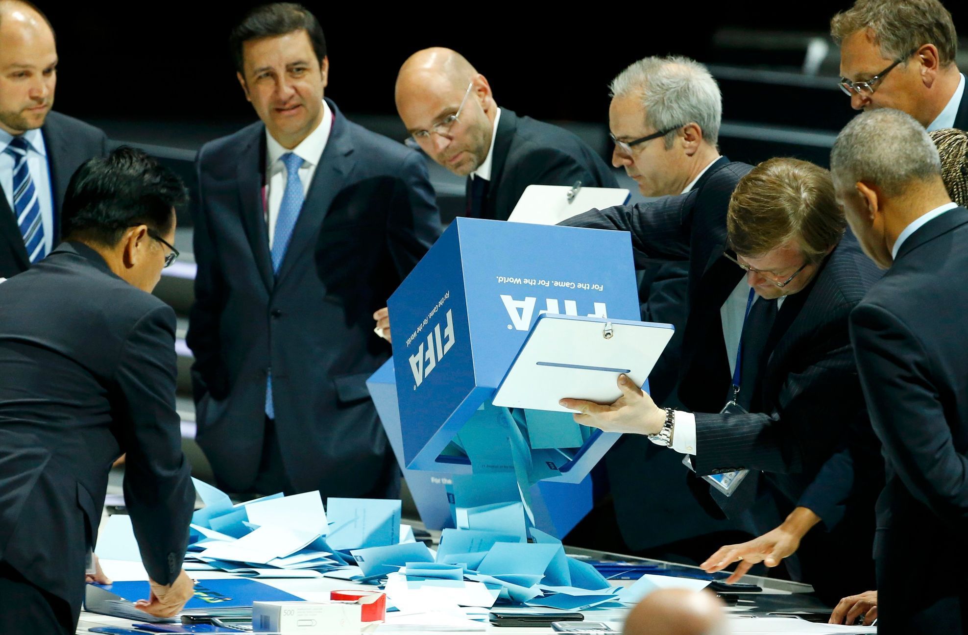 Počítání hlasů na kongresu FIFA 2015