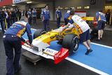 Mechanici stáje Renault připravují nový monopost R29 na první testovací jízdu.