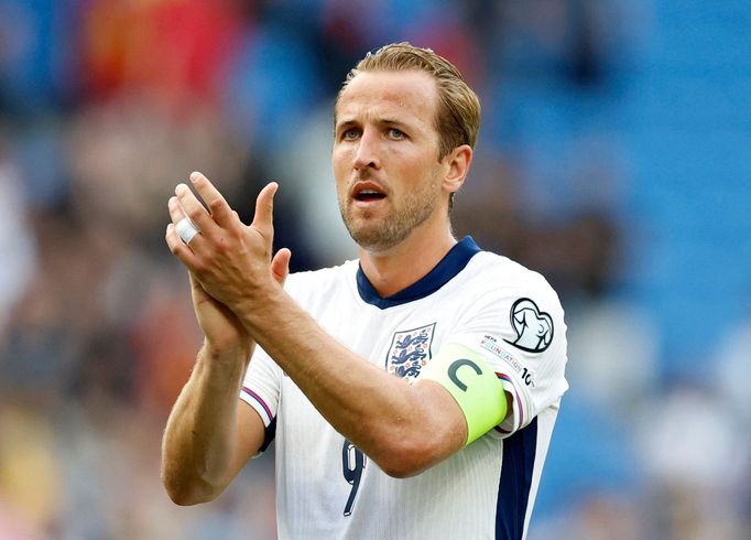 Kapitán Anglie Harry Kane slaví vítězství v utkání kvalifikace MS 2026 s Andorrou