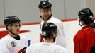 Hráči Zach Parise, Travis Zajac (19), Dainius Zubrus (8) a Patrik Eliáš během tréninku New Jersey Devils před prvním zápasem finále Stanley Cupu 2012 s Los Angeles Kings.