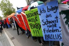 Stop kapitalismu, protestují ve Frankfurtu tisíce lidí