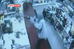 Video: Prodavač vyhnal lupiče ze svého obchodu