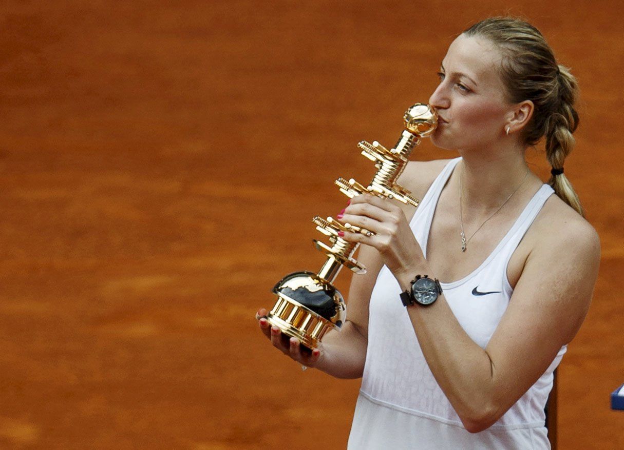 Tenis, Petra Kvitová líbá trofej pro vítězku turnaje v Madridu.