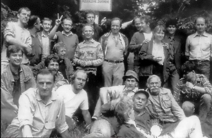 Jeden z prvních summitů Saši Vondry: summit Charty 77 a polské Solidarity v pohraničních horách, 1988. (Vondra uprostřed zcela vpravo, uprostřed druhý zleva Václav Havel).