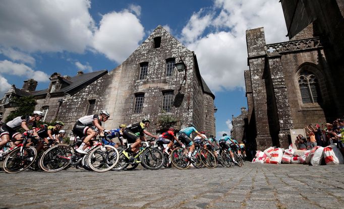 Peloton v 5. etapě na Tour de France 2018