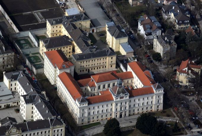 Letecký pohled na věznici a soudní budovu St. Poeltenu.