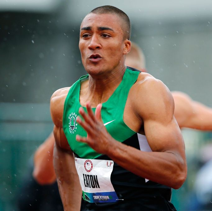 Americký desetibojař Ashton Eaton při závodě v americkém Eugene v roce 2012.