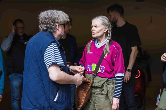 Režisér Jan Hřebejk a Zuzana Bydžovská při natáčení nového komediálního seriálu pro ČT s názvem Na tělo.