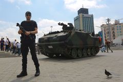 Živě: Erdoganův hlavní vojenský poradce byl zatčen, pokračují čistky ve státních institucích
