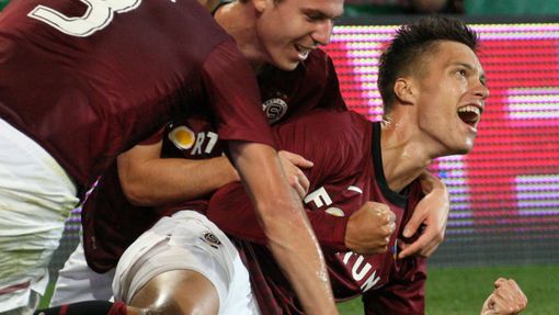 Fotbalista Sparty Václav kadlec slaví gól v odvetném utkání kvalifikace Evropské ligy 2012/13 s Feyenoordem.