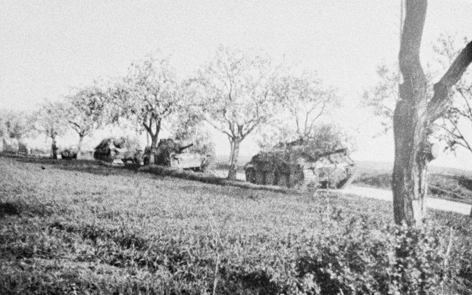 Řevnice, 6. května 1945. Příjezd kolony nákladních automobilů s příslušníky 1. pěšího pluku ROA na náměstí Victoria (dnes Krále Jiřího z Poděbrad).