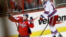 Jason Chimera se raduje z gólu, přihlíží Marc Staal