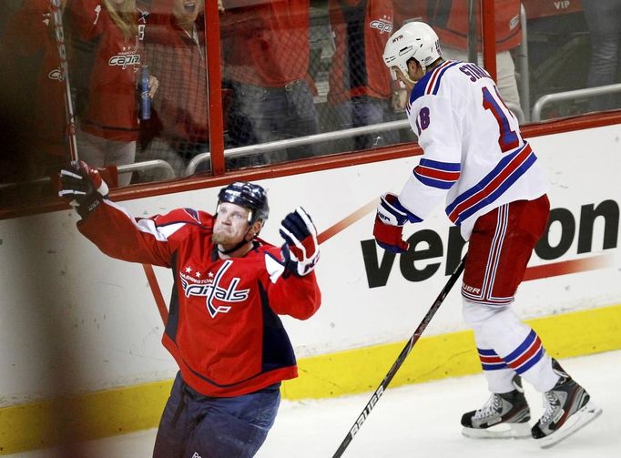 Jason Chimera se raduje z gólu, přihlíží Marc Staal