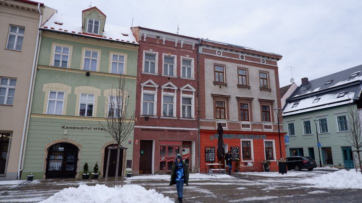 Hyzdí centrum, přespávají tam bezdomovci. Česká Kamenice táhne proti zanedbaným domům