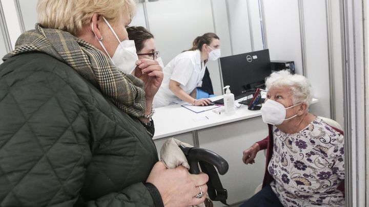 Často větrejte a udržujte větší rozestupy, radí vědci. Venku se vir aerosolem nešíří