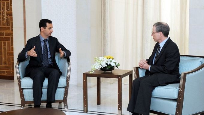 Americký velvyslanec Robert Ford (vpravo) během jednání se syrským prezidentem Bašárem Asadem.