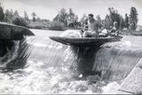 Sjíždění jezu na řece Lužnici v 60. letech.
