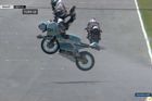 Video: Velké štěstí. Belgický motocyklista vyvázl z děsivé nehody jen s poraněnou klíční kostí
