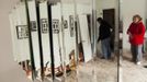 A woman and her husband survey flood damage to the inside of their home in the New Dorp Beach neighborhood of the Staten Island borough of New York, November 1, 2012. Deaths in the United States and Canada from Sandy, the massive storm that hit the U.S. East Coast this week, rose to at least 95 on Thursday after the number of victims reported by authorities in New York City jumped and deaths in New Jersey and elsewhere also rose. REUTERS/Lucas Jackson (UNITED STATES - Tags: ENVIRONMENT DISASTER) Published: Lis. 1, 2012, 10:52 odp.