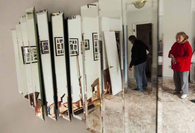 A woman and her husband survey flood damage to the inside of their home in the New Dorp Beach neighborhood of the Staten Island borough of New York, November 1, 2012. Deaths in the United States and Canada from Sandy, the massive storm that hit the U.S. East Coast this week, rose to at least 95 on Thursday after the number of victims reported by authorities in New York City jumped and deaths in New Jersey and elsewhere also rose. REUTERS/Lucas Jackson (UNITED STATES - Tags: ENVIRONMENT DISASTER) Published: Lis. 1, 2012, 10:52 odp.