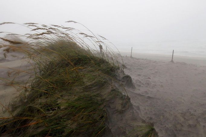 Poryvy tropické bouře v národním parku Cape Hatteras National Seashore u Rodanthe, Severní Karolína.